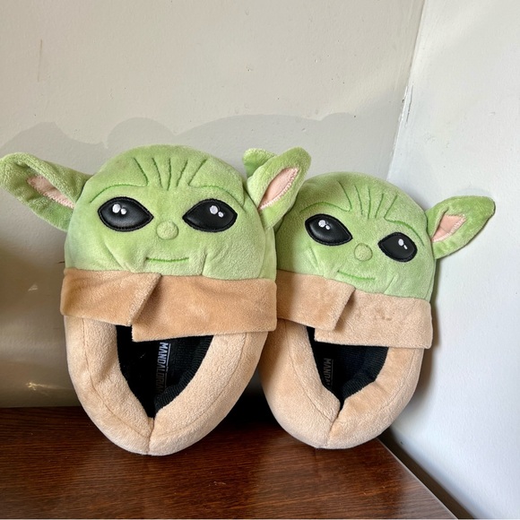 STAR WARS MANDOLORIAN BABY YODA CHILD SLIP ON PLUSH COMFY SLIPPERS - Picture 2 of 8